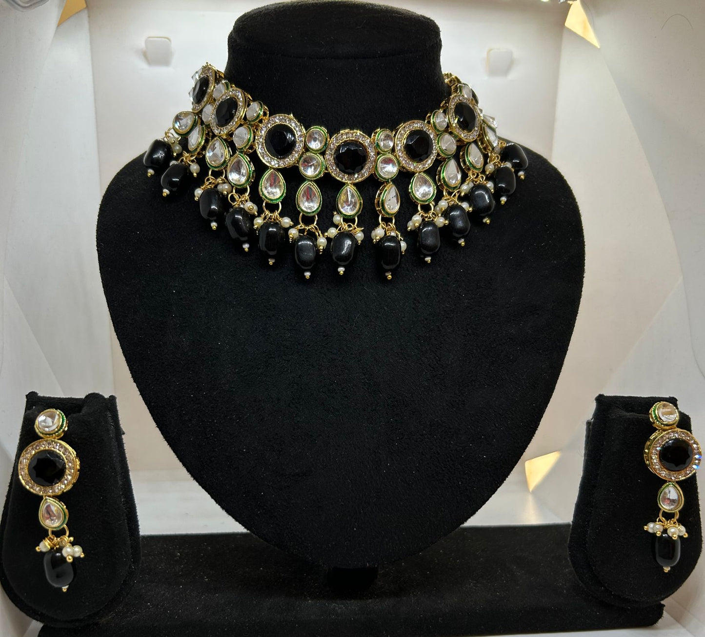 Majestic Noir Kundan Necklace Set with Earrings