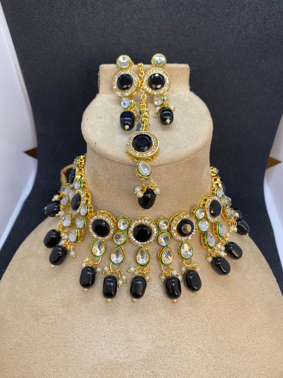Kundan Studded and Beaded Jewellery Set