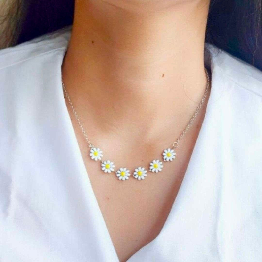 Dainty Daisy Bloom Necklace