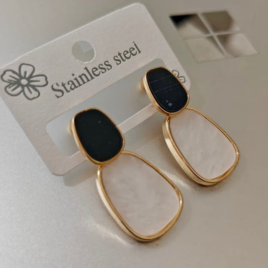 Marble finish earrings - golden